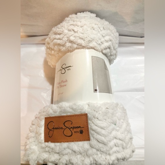 Jessica Simpson pet white faux fur cozy ultra plush pet throw blanket size 40x50 - Picture 13 of 14